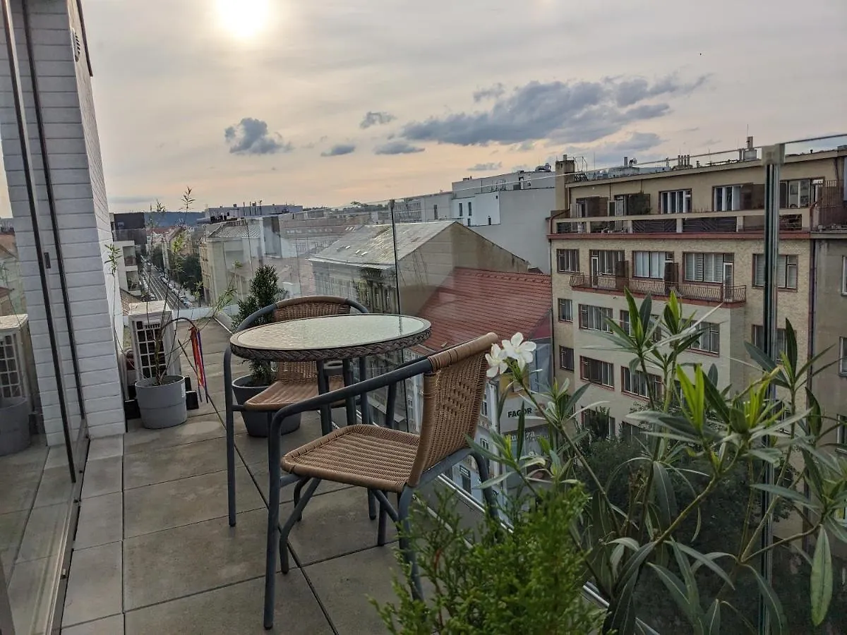 Cozy Apartment With Big Terrace In Central Prague - Karlin